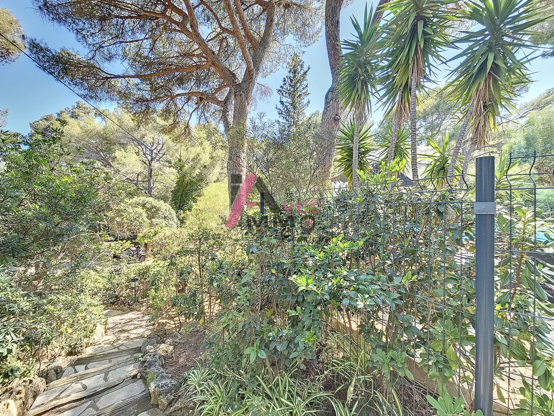 Exterior photo 3