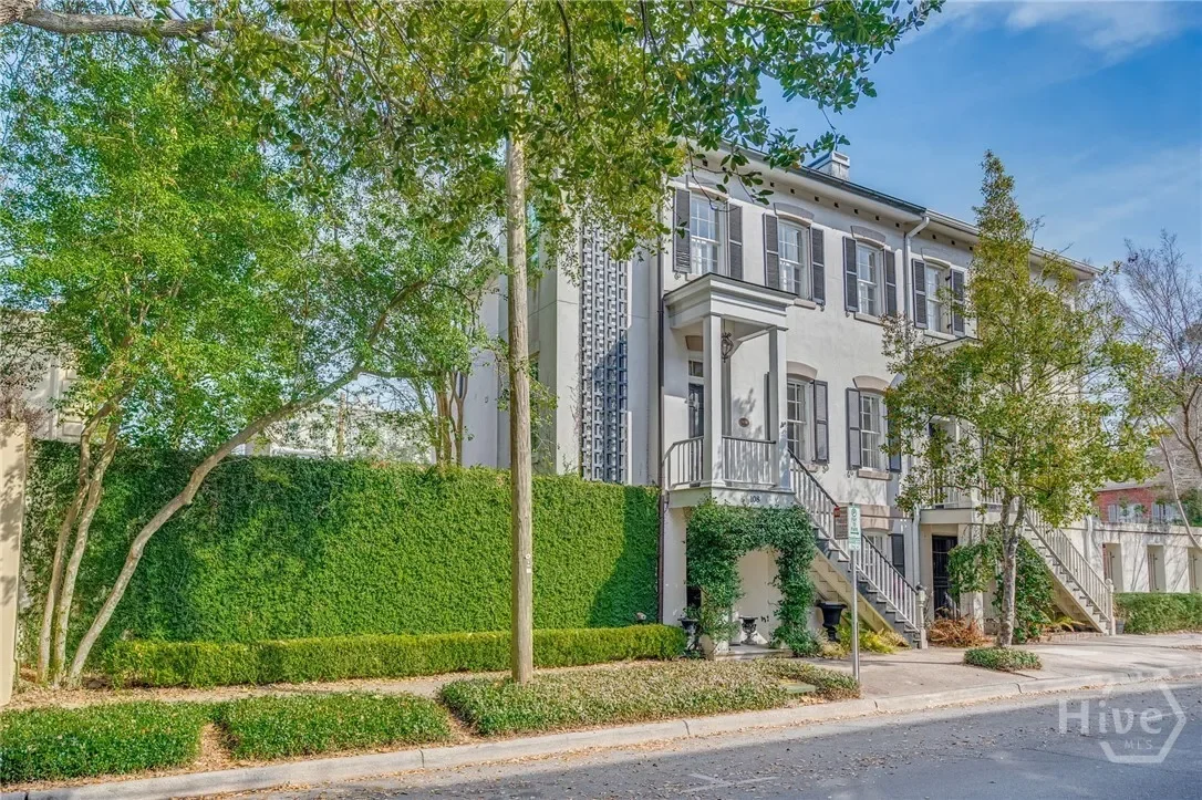 Exterior photo 2