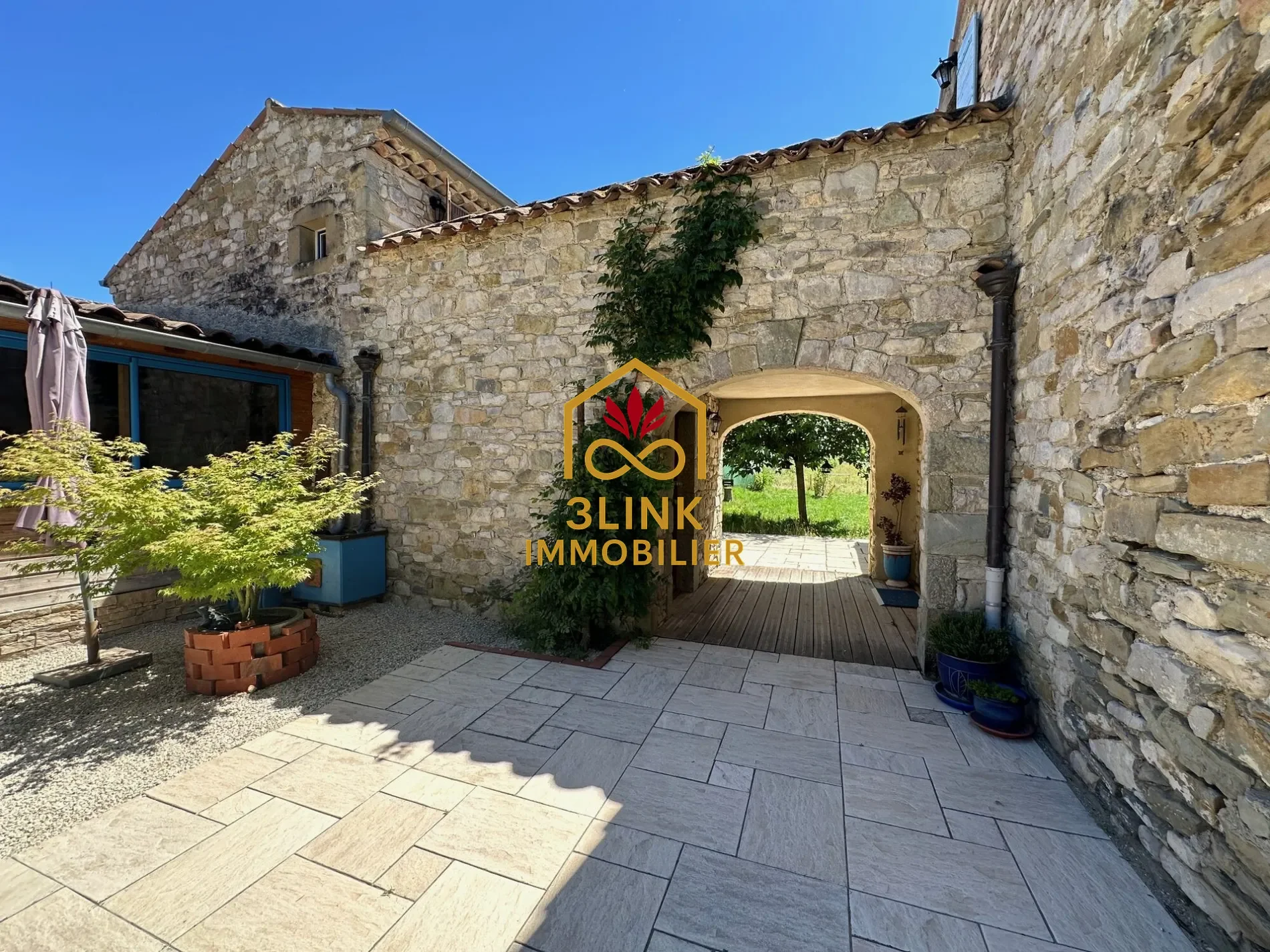 Exterior photo 1
