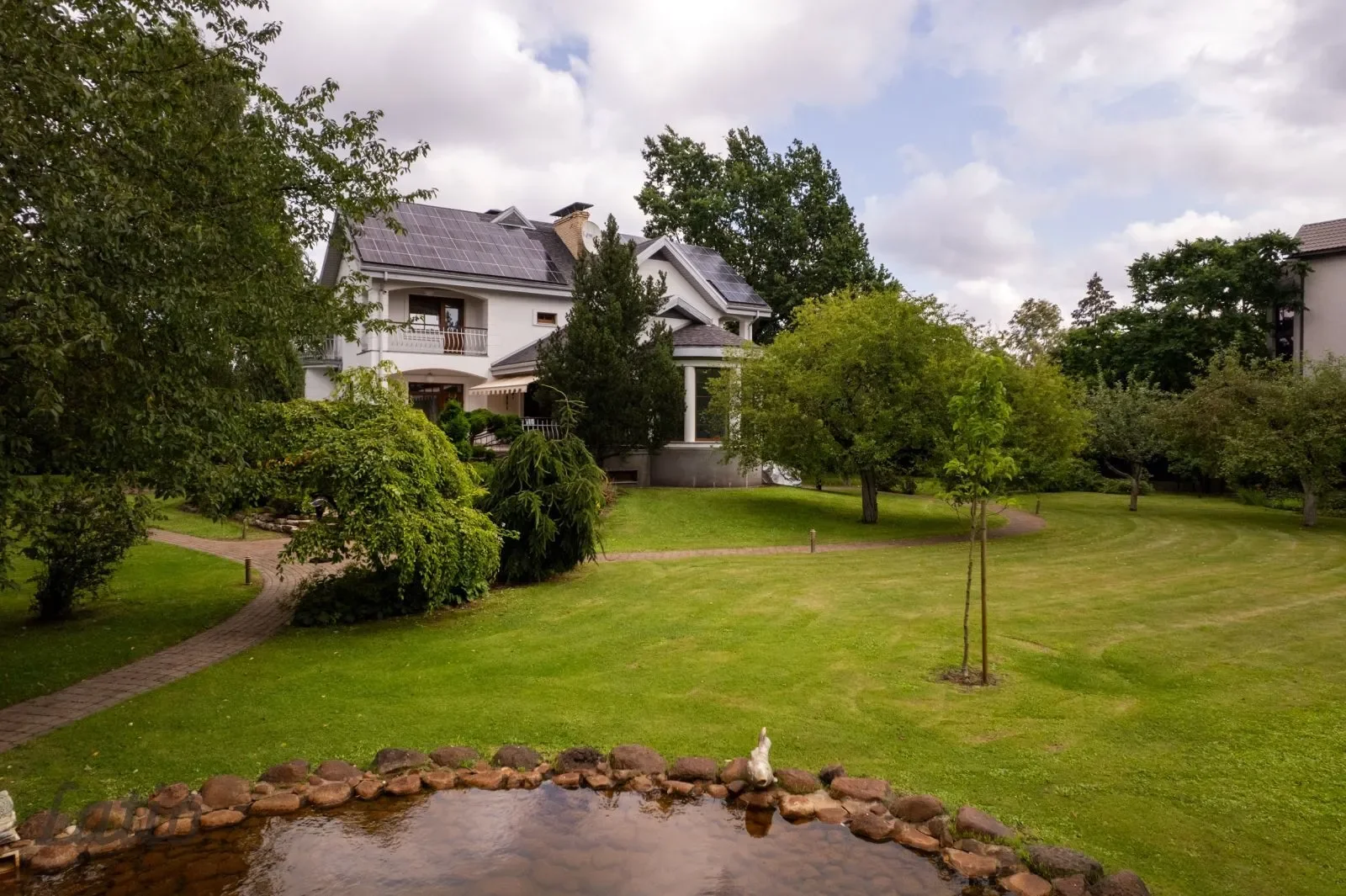 Exterior photo 9