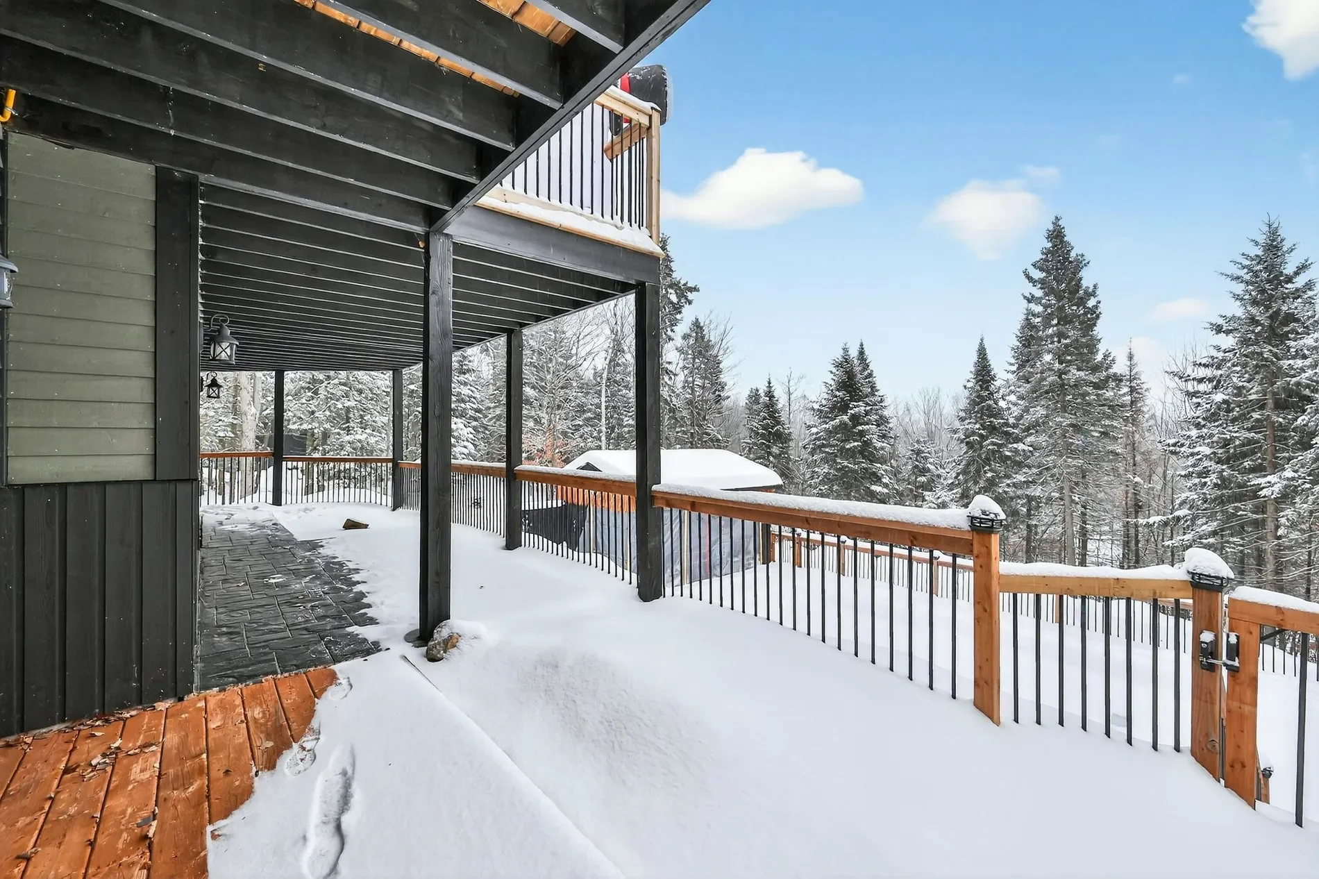 Exterior photo 5