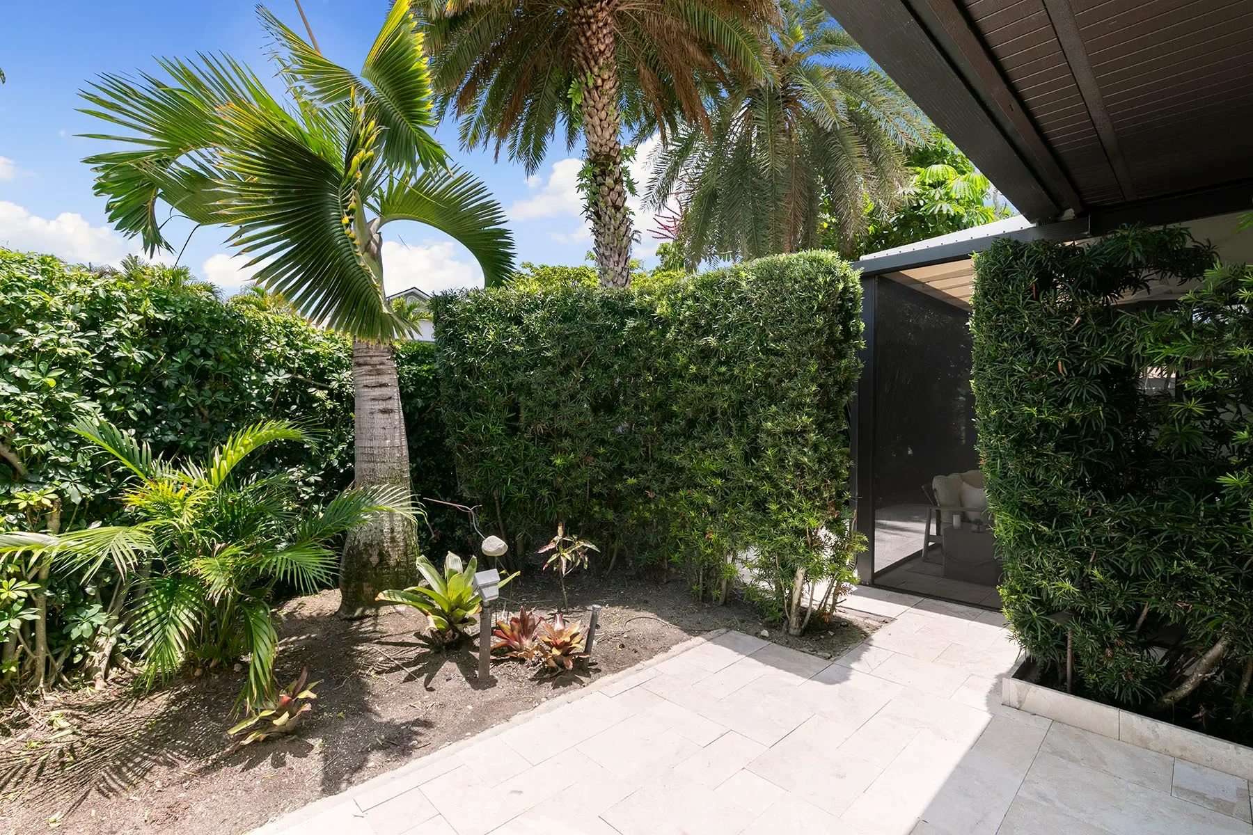 Exterior photo 8