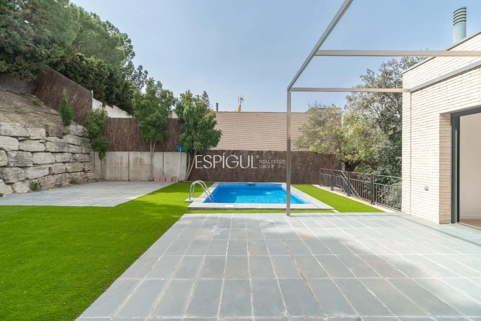 Exterior photo 9