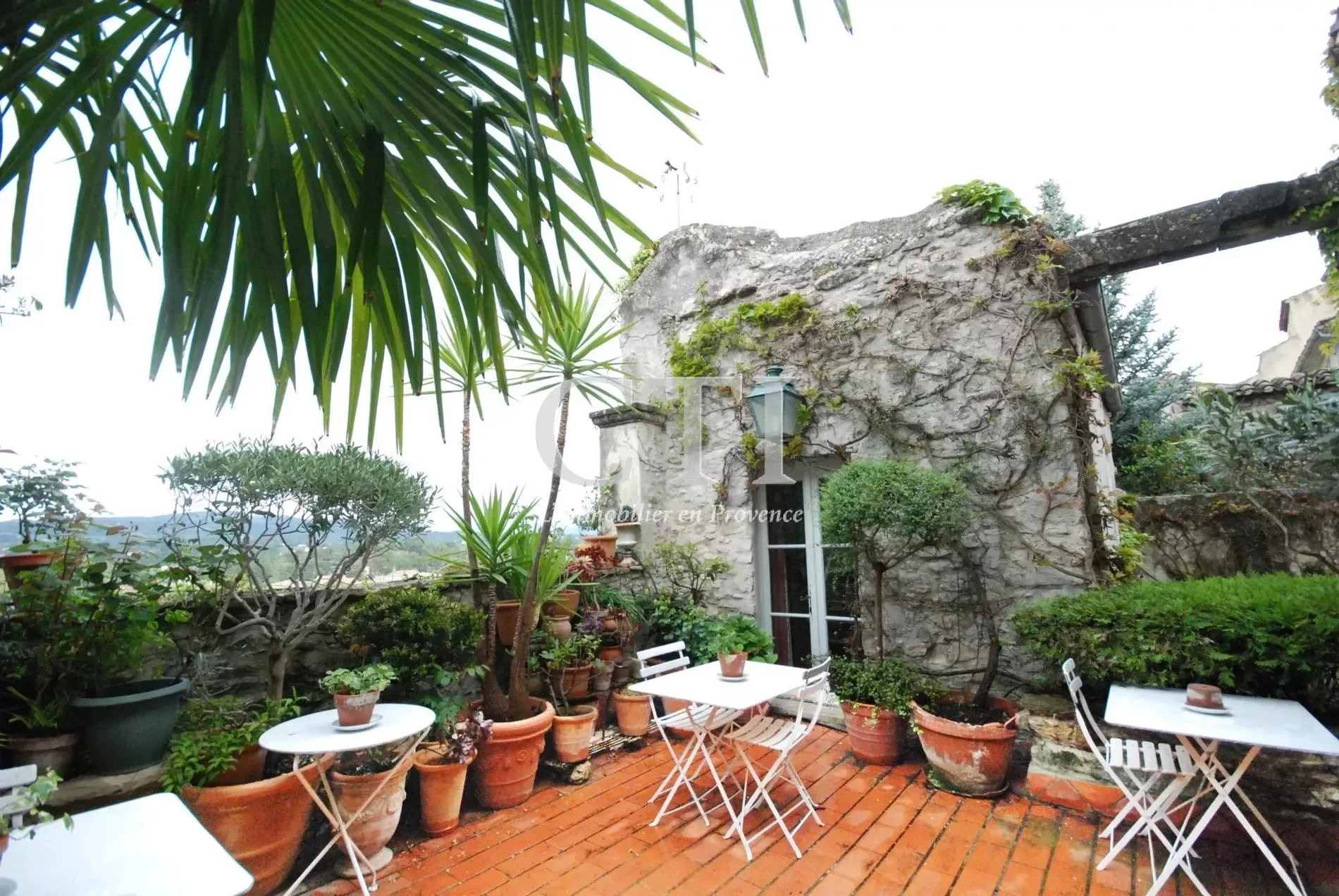 Exterior photo 3