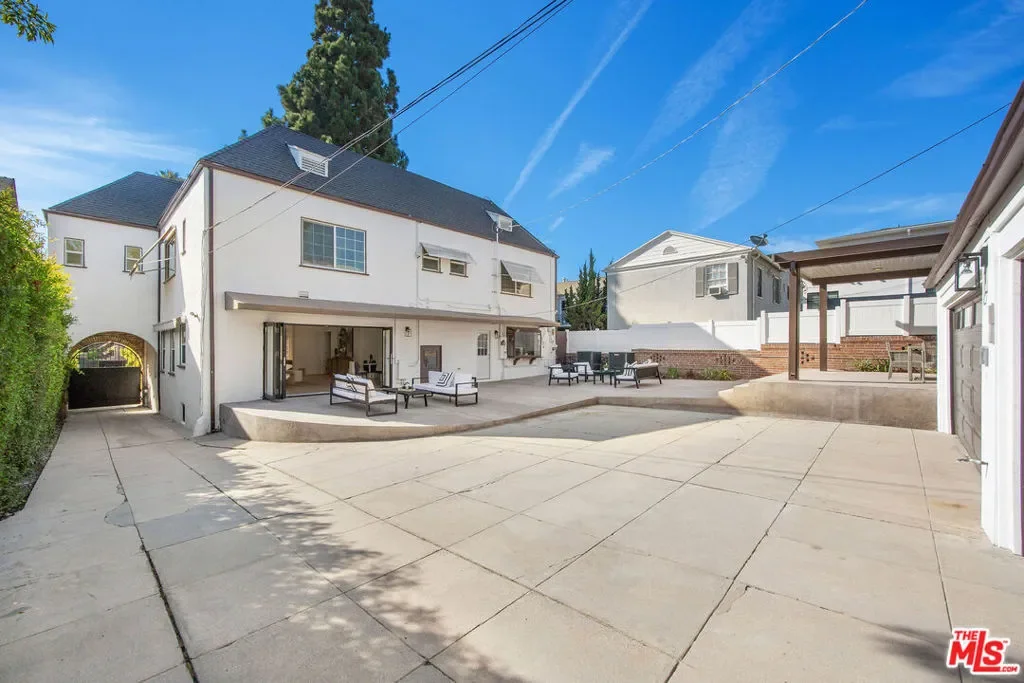 832 S Plymouth Boulevard, Los Angeles, California, United States. - Photo 19
