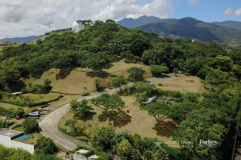 21141 - Nearly One-Hectare Property in Escazú Near Cerro Alto for Development