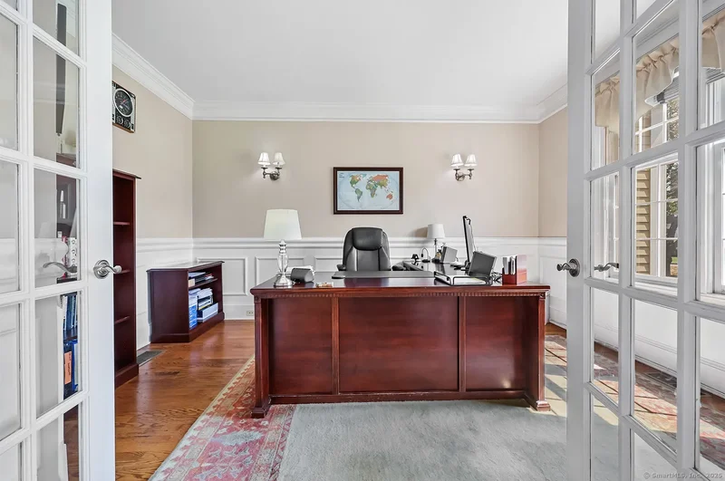 305 South Gate Lane, Fairfield, CT, 06890, USA, Fairfield, Connecticut, United States. - Photo 9