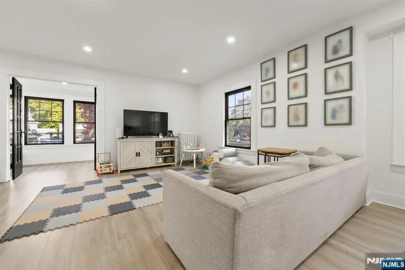 11 W Gouverneur Avenue, Rutherford, NJ 07070, Rutherford, New Jersey, United States. - Photo 65
