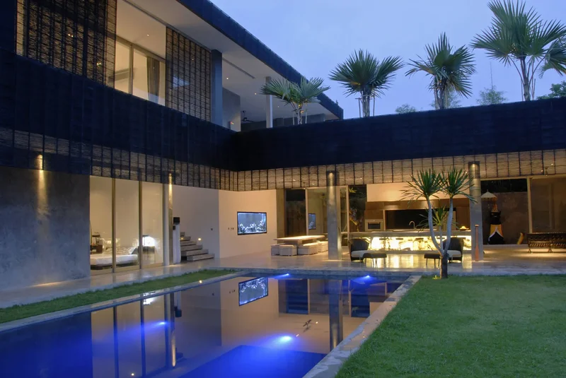 Sleek 4-Bedroom Luxury Villa with Contemporary Tropical Design