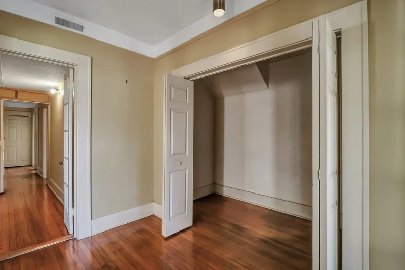 210 E 48th Street, Savannah, Georgia, United States. - Photo 2