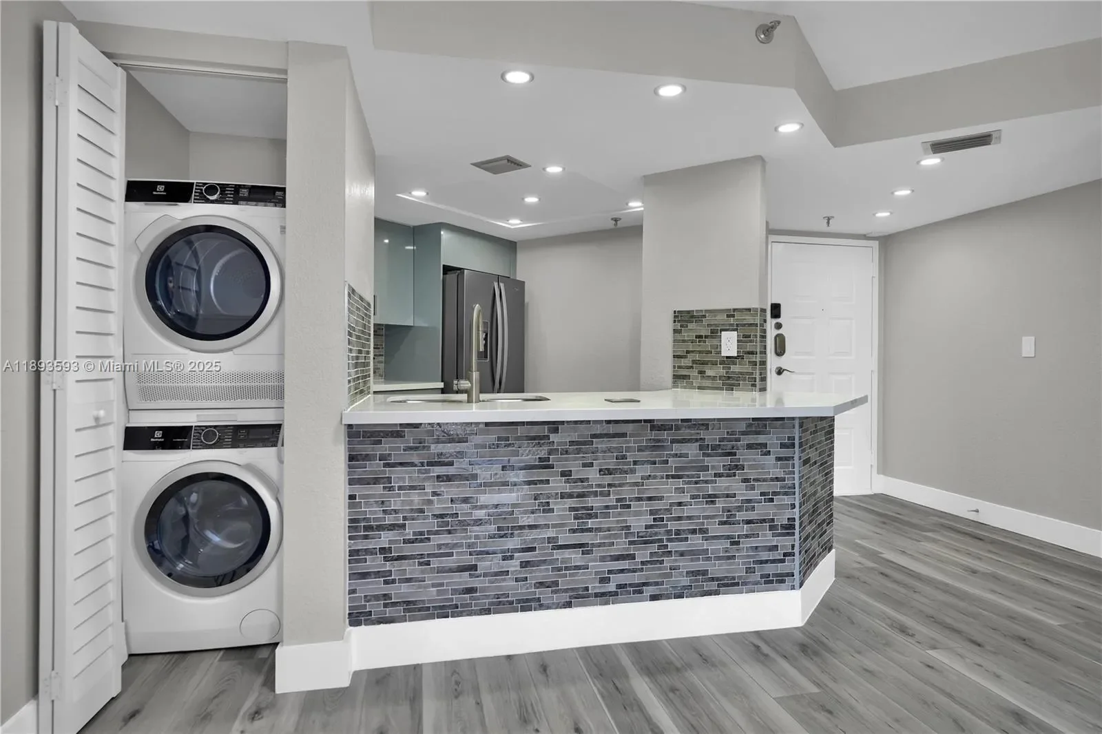 5880 Collins Ave, Miami Beach, Florida, United States. - Photo 16
