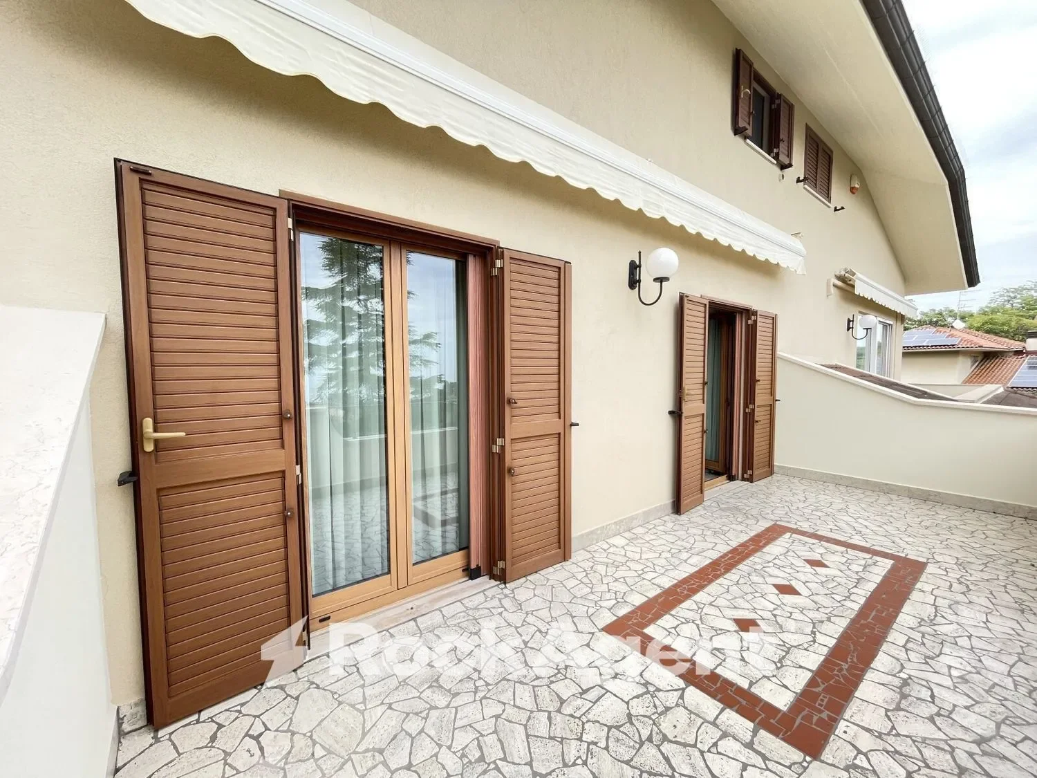 Exterior photo 6