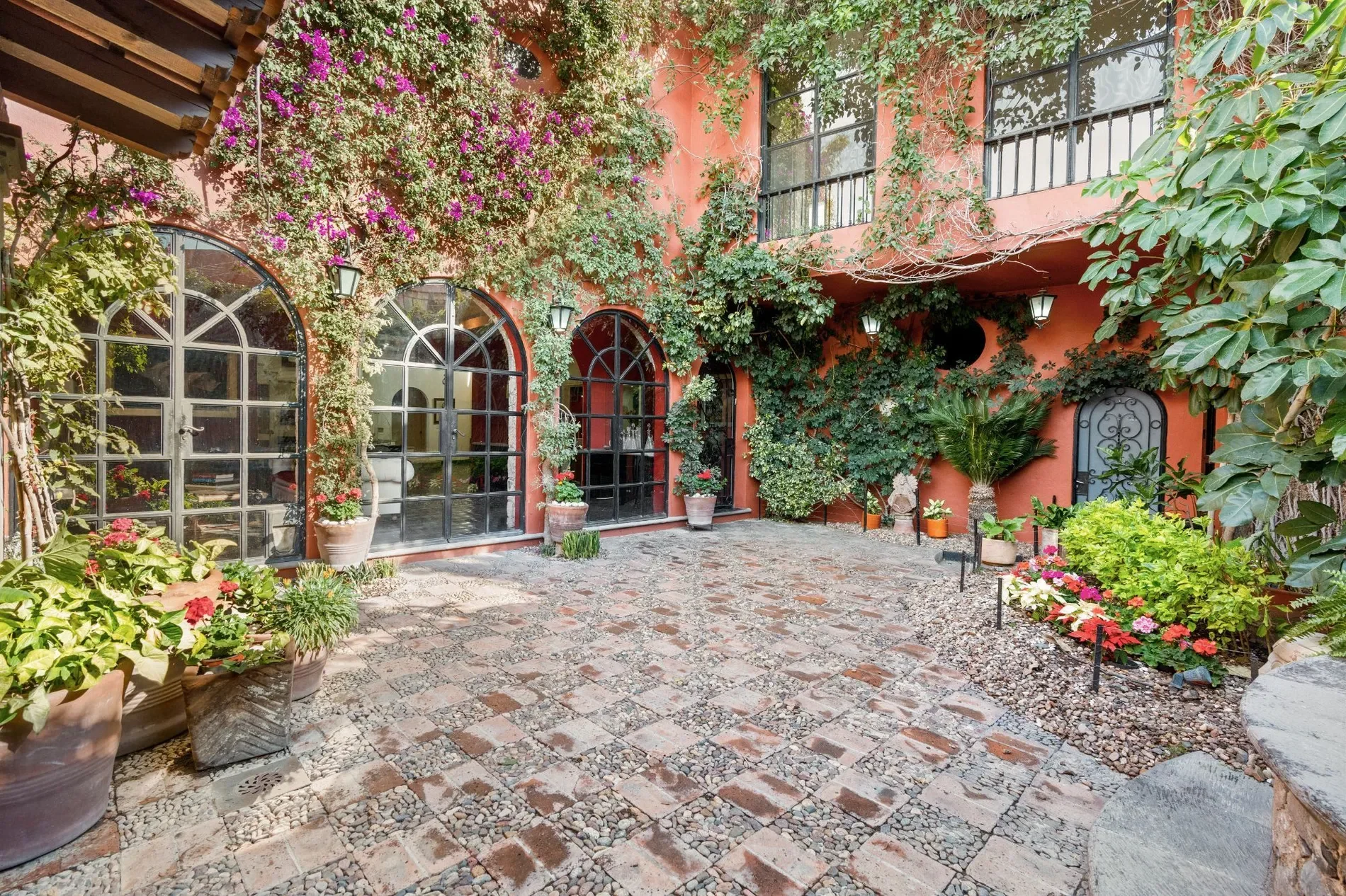 Exterior photo 3