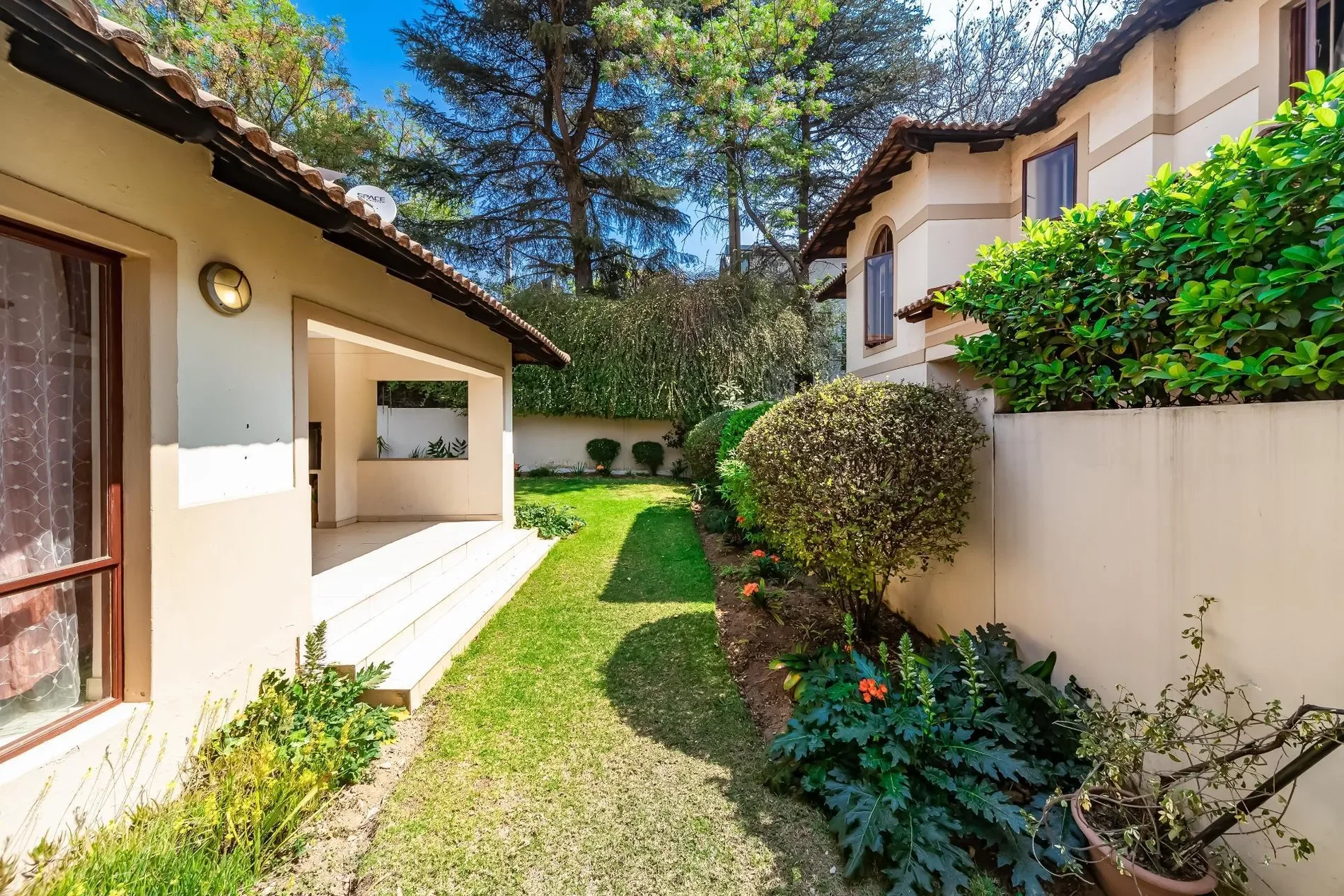 Exterior photo 7