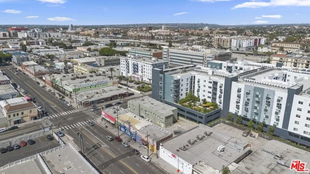 225 W Adams Boulevard, Los Angeles, California, United States. - Photo 24