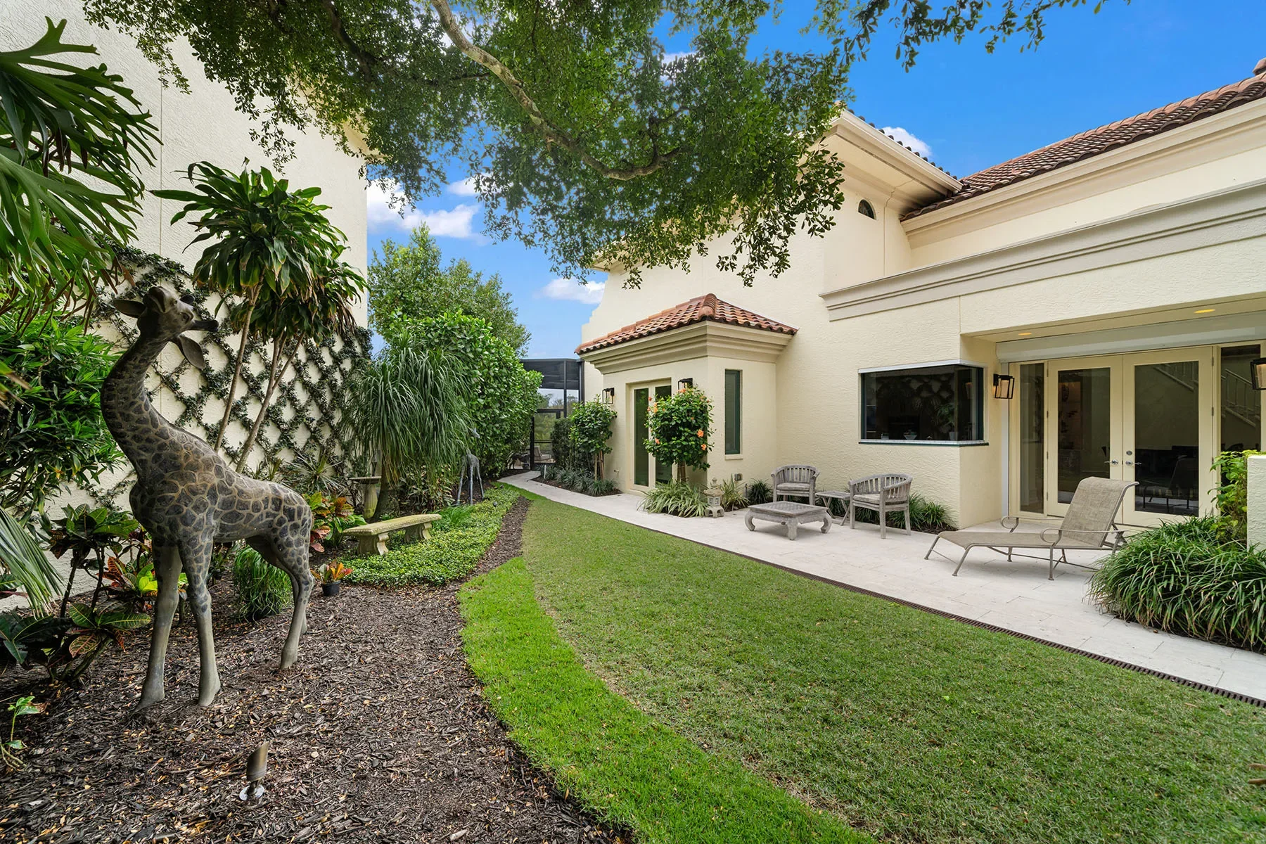 Exterior photo 7
