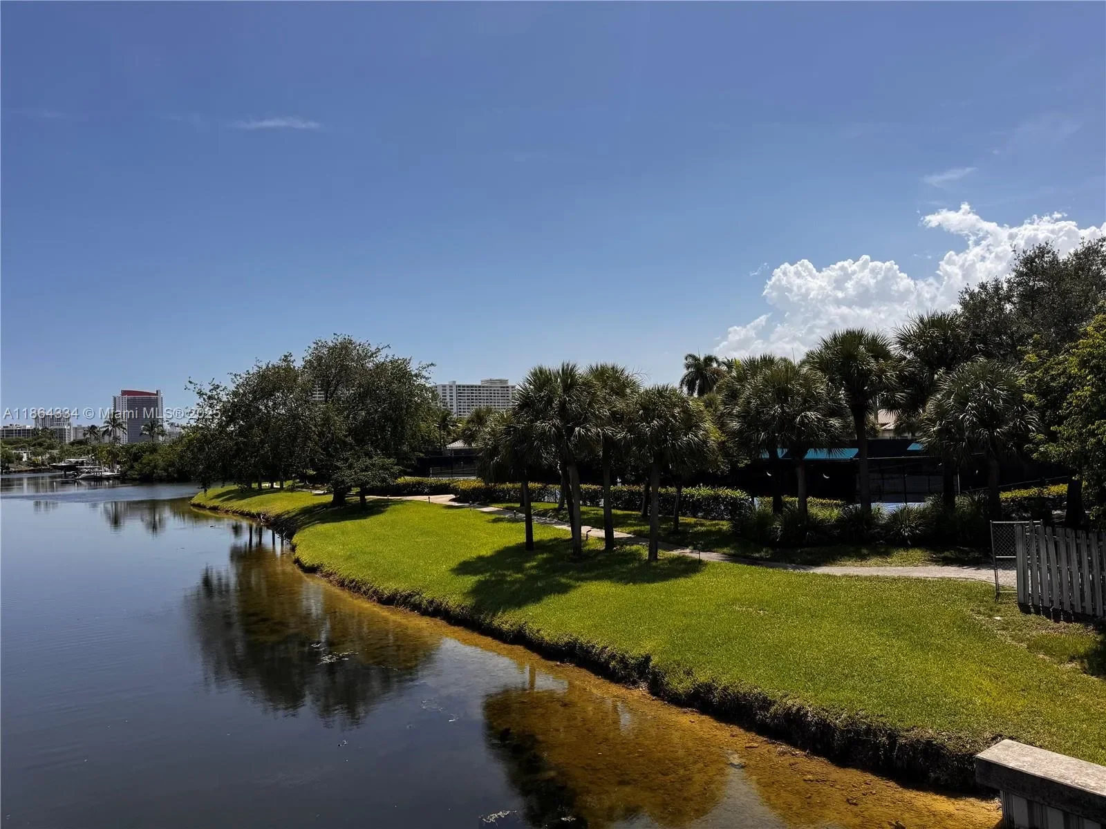 876 W Spinnaker Dr W, Hollywood, Florida, United States. - Photo 38