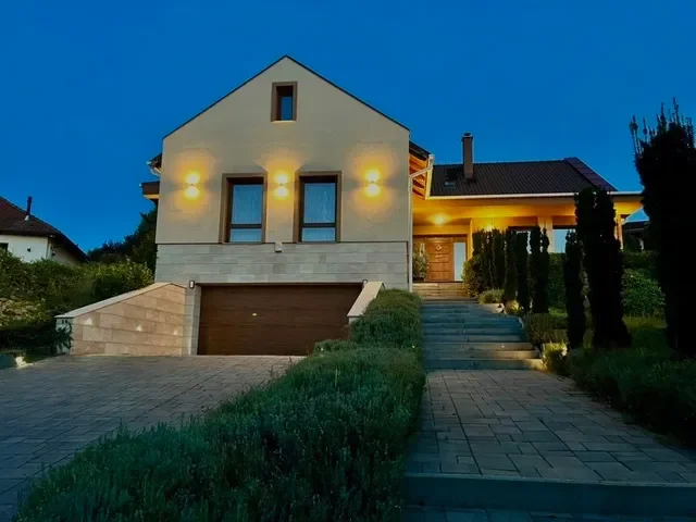 Exterior photo 4