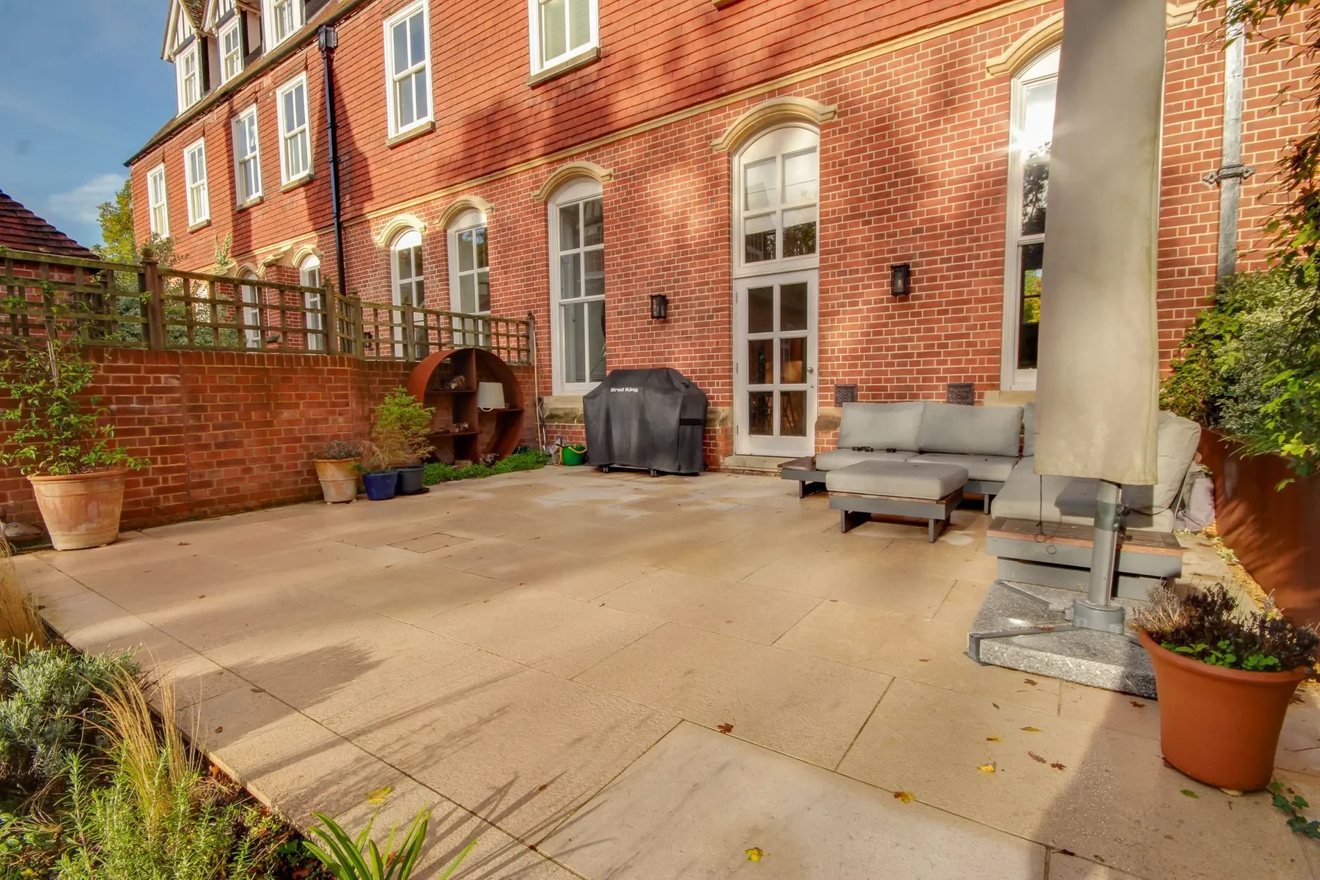 Exterior photo 4
