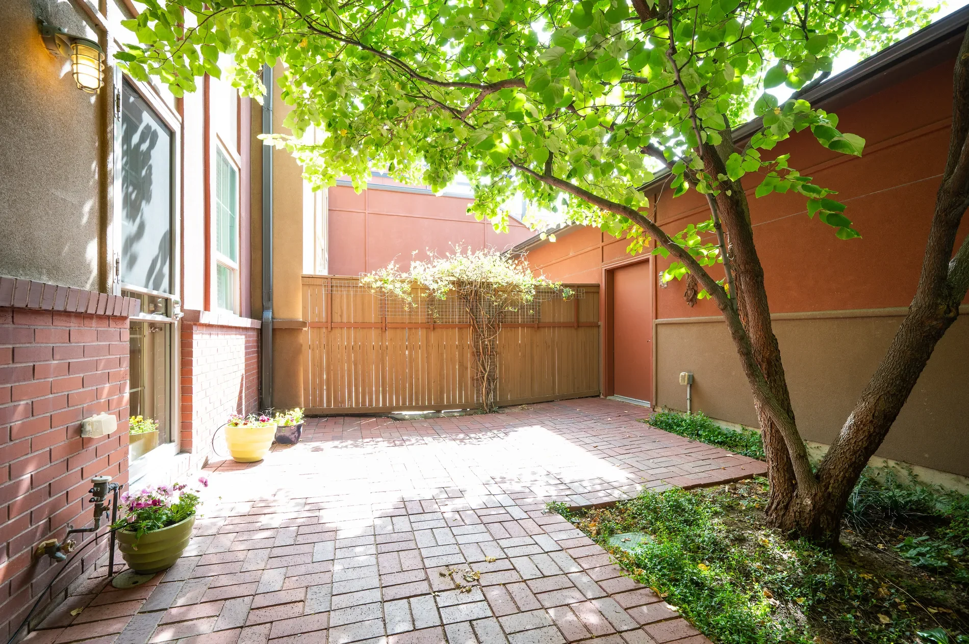 Exterior photo 2