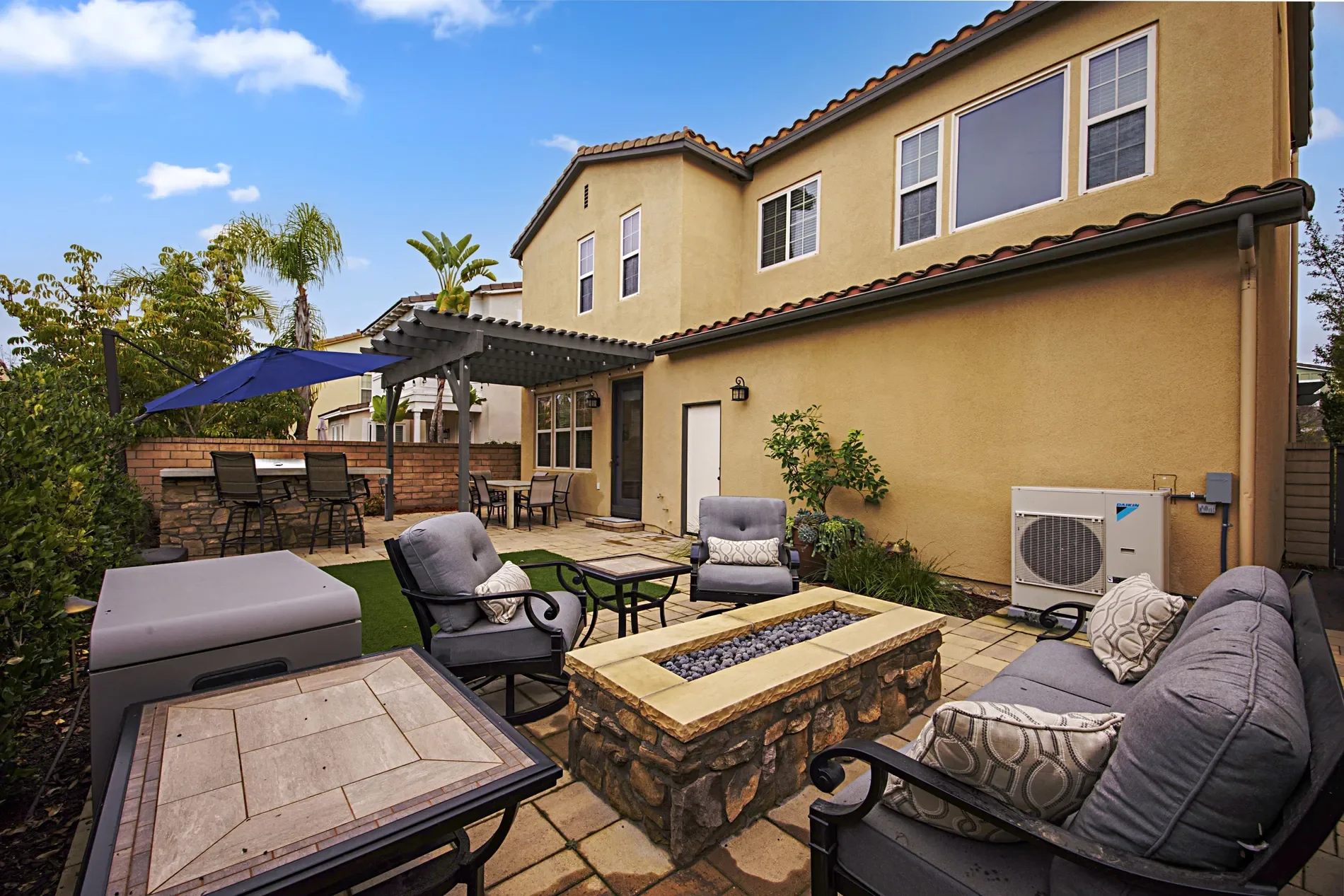 Exterior photo 5