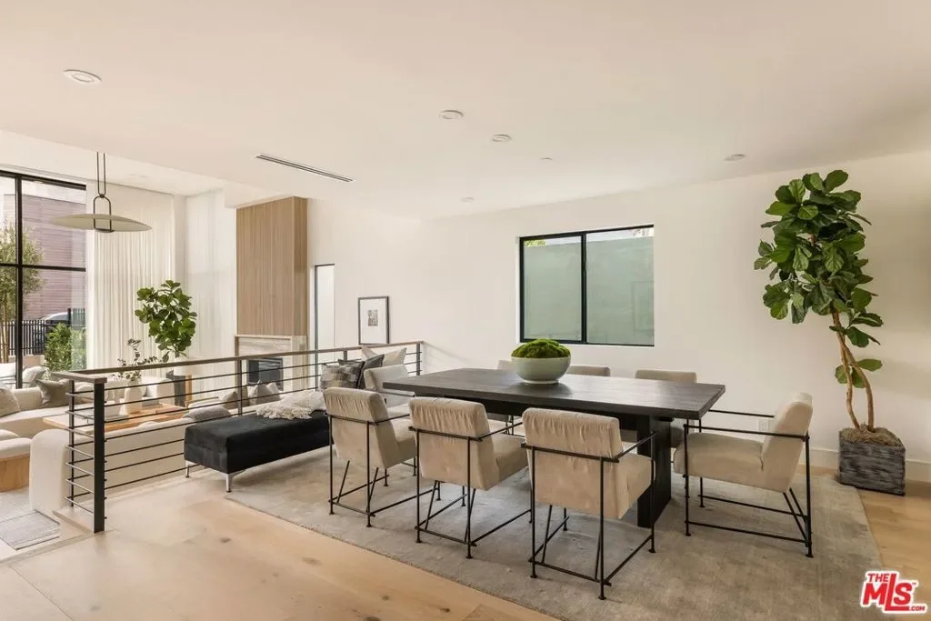 922 N West Knoll Drive, Los Angeles, California, United States. - Photo 14