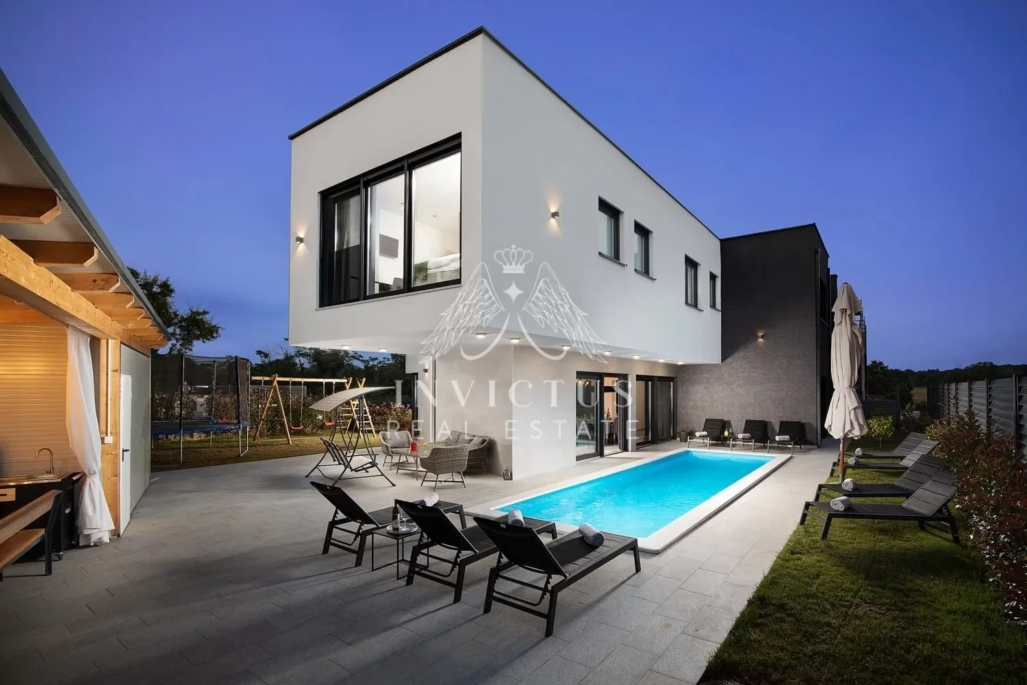 Exterior photo 4