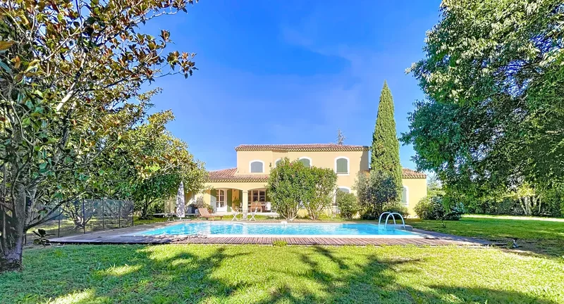 Une belle villa avec piscine et potentiel constructible