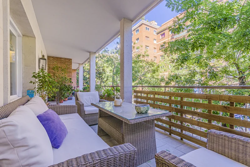 Spacious Apartment With Terrace And Parking In The Prestigious Area Of Turó Park