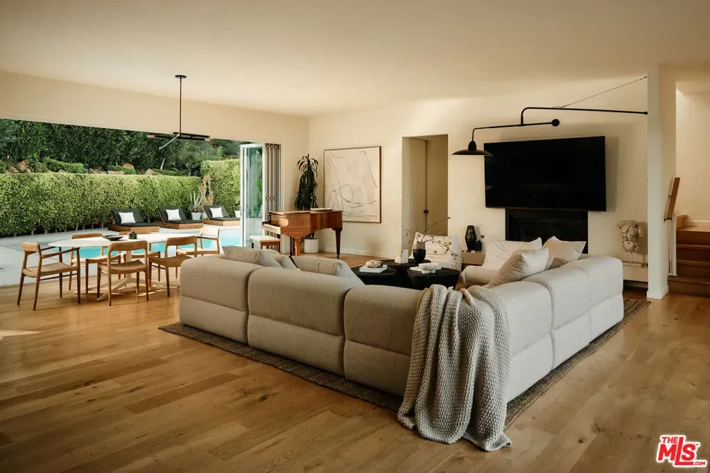 2635 Carman Crest Drive, Los Angeles, California, United States. - Photo 8