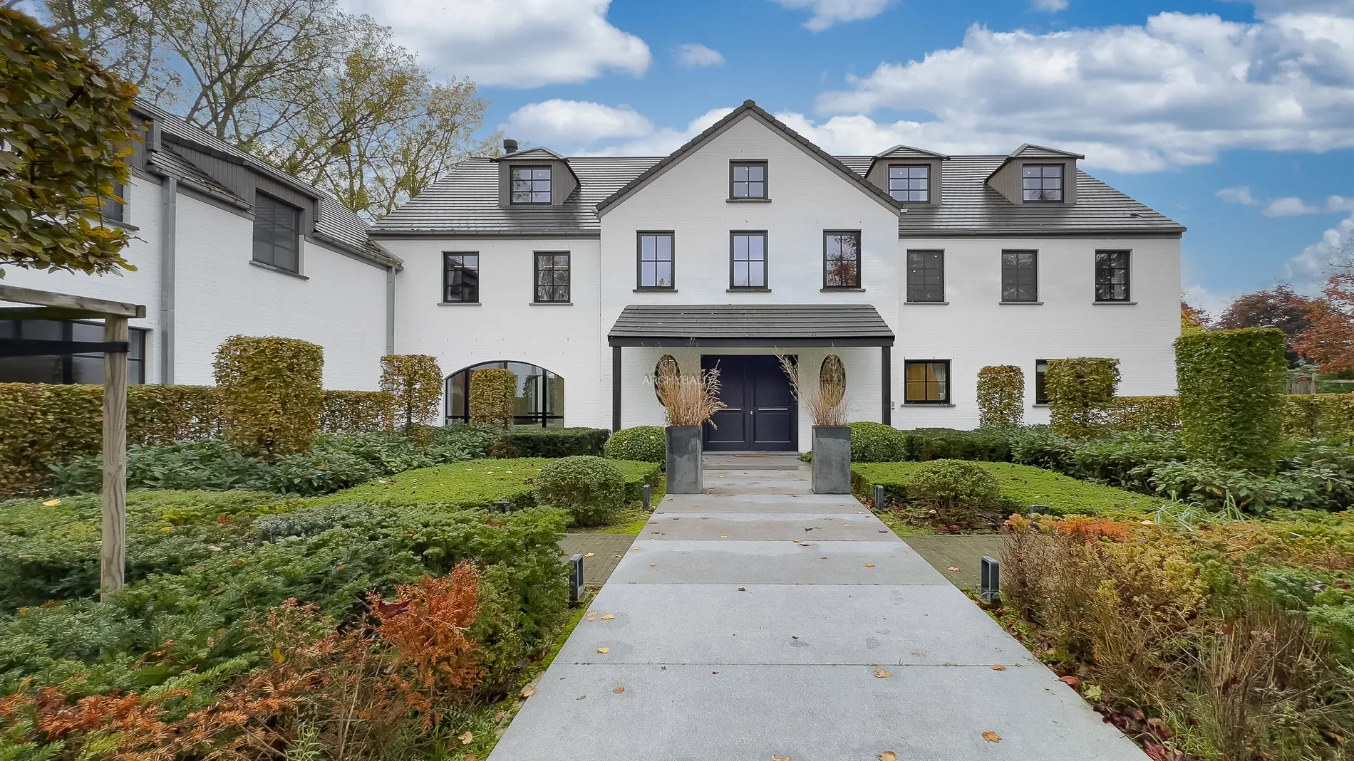 Exterior photo 4