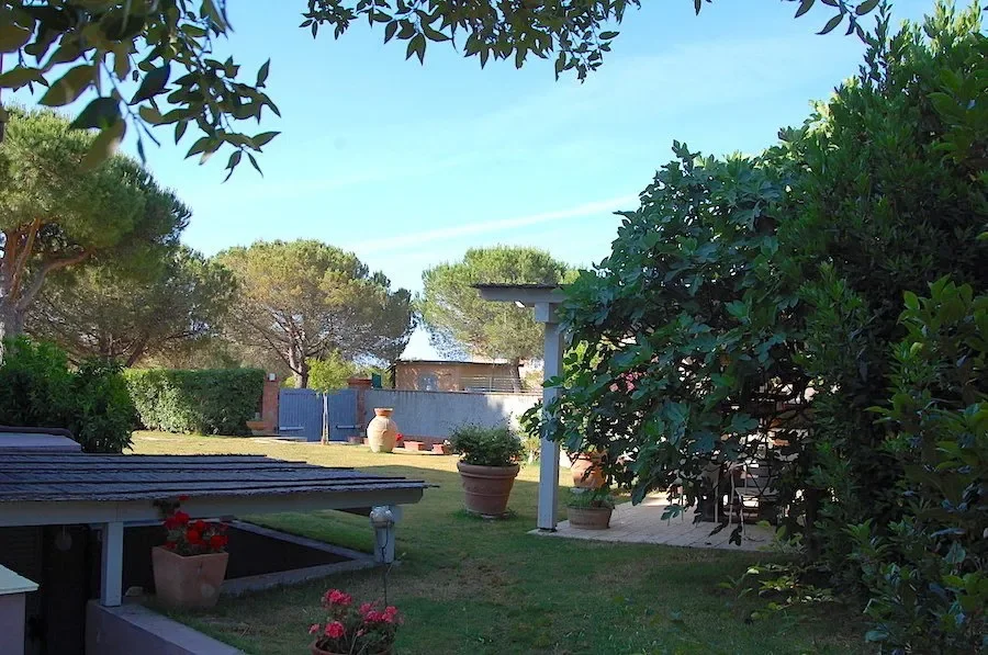 Exterior photo 6