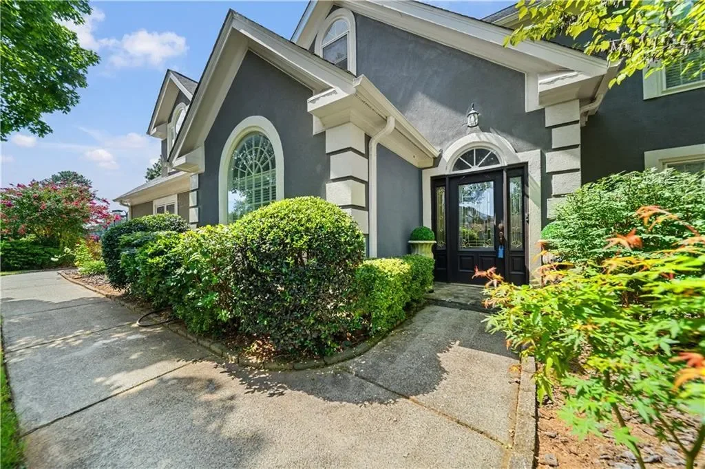 Exterior photo 2