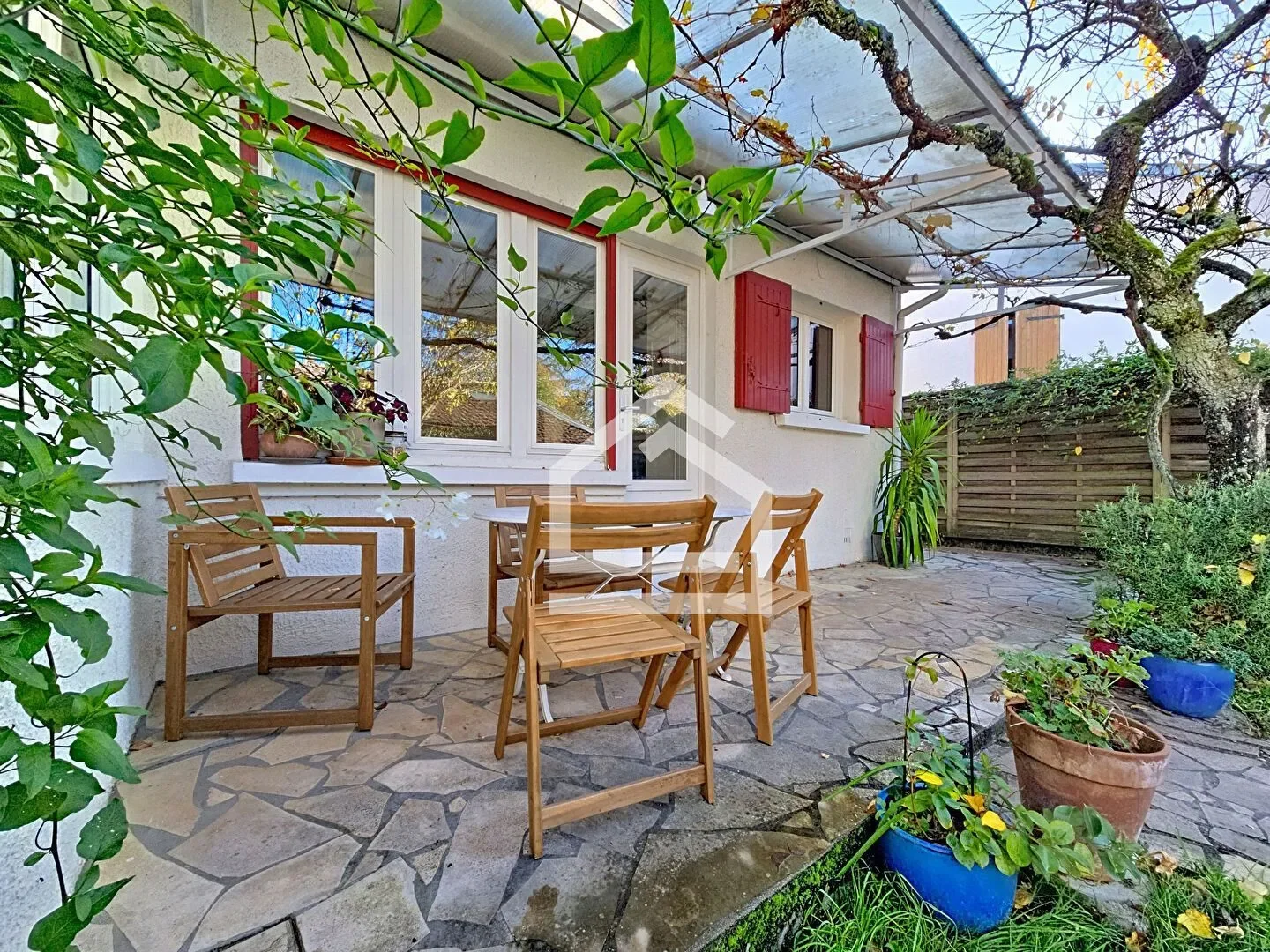 Exterior photo 5