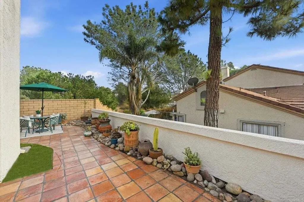 Exterior photo 8