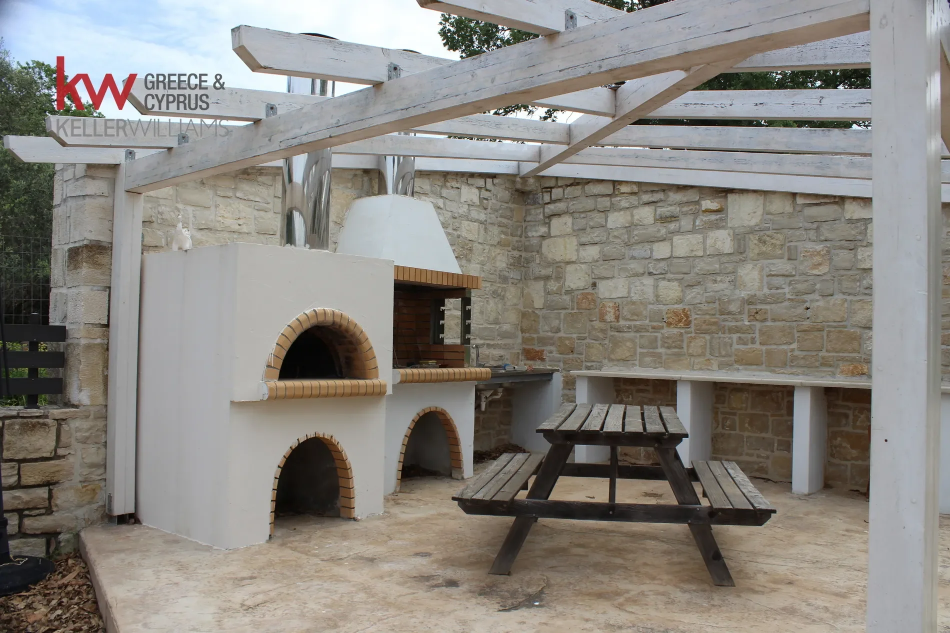 Exterior photo 2