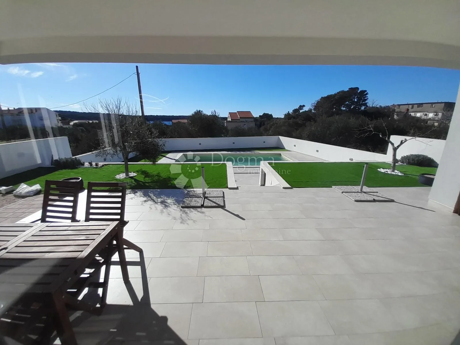 Exterior photo 6