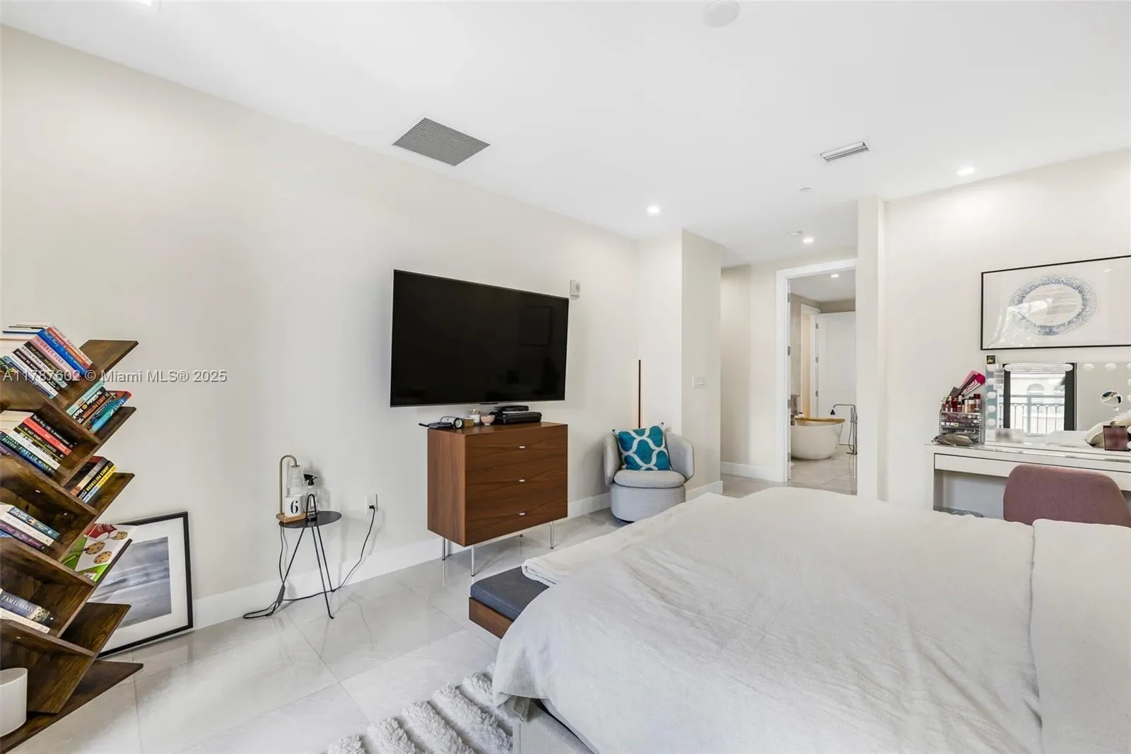 718 Valencia Ave 206, Coral Gables, Florida, United States. - Photo 32