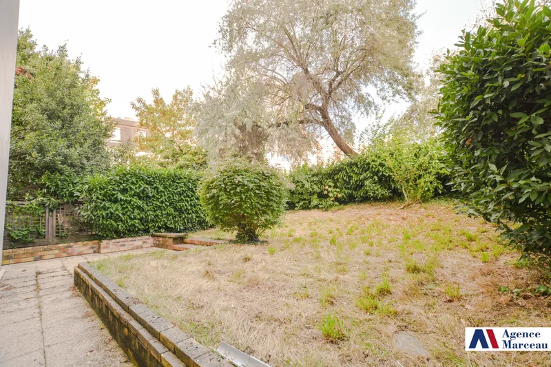 3-room ground floor apartment with private garden in Courbevoie - Marceau
