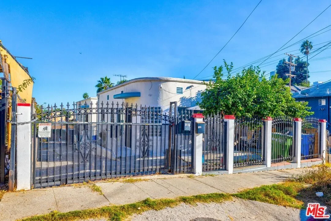 308 E Edgeware Rd, Los Angeles, California, United States. - Photo 8