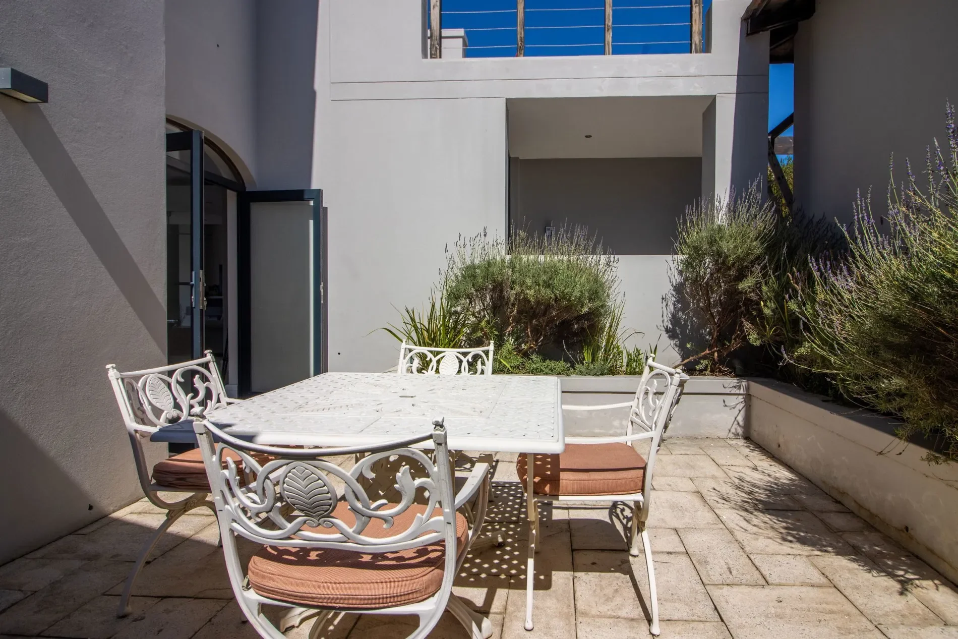 Exterior photo 8