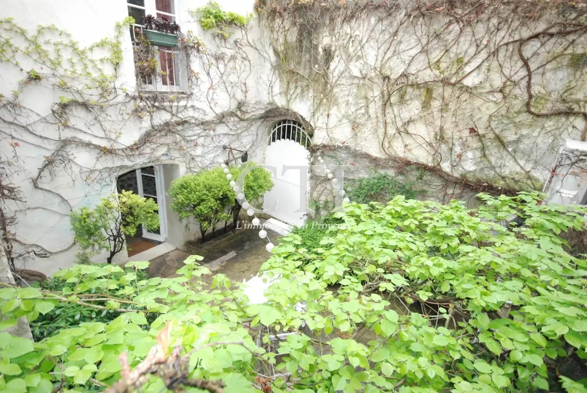 Exterior photo 6