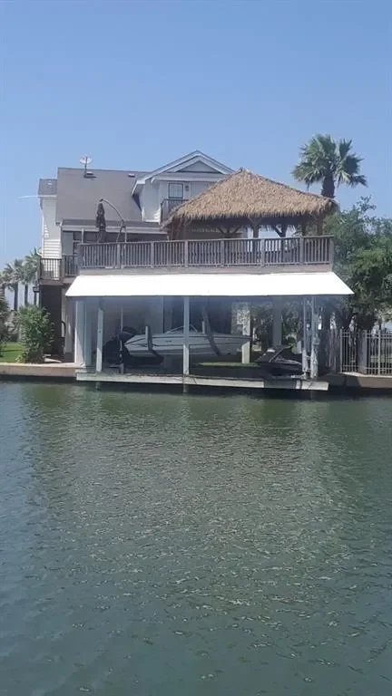 Single Family Residence in Tiki Island