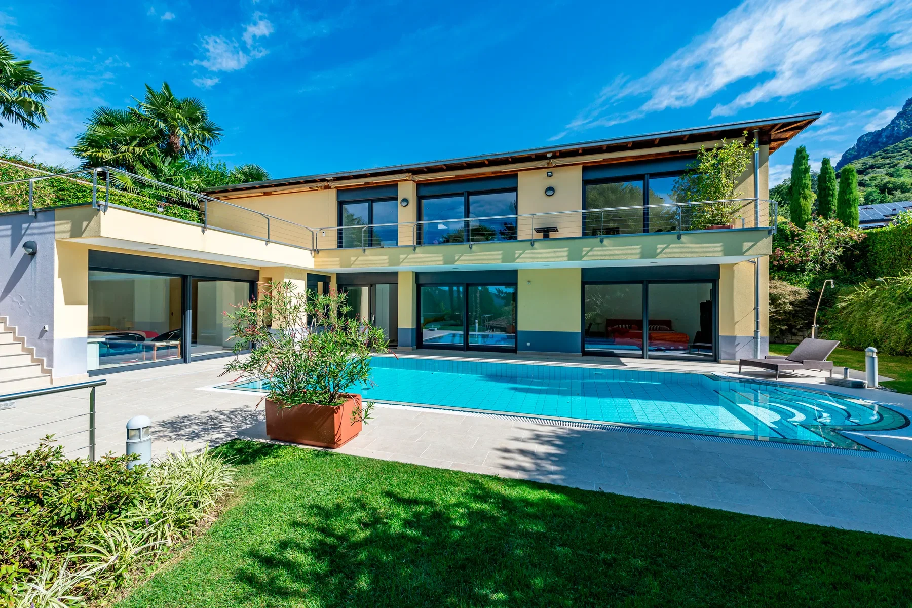 Exterior photo 1
