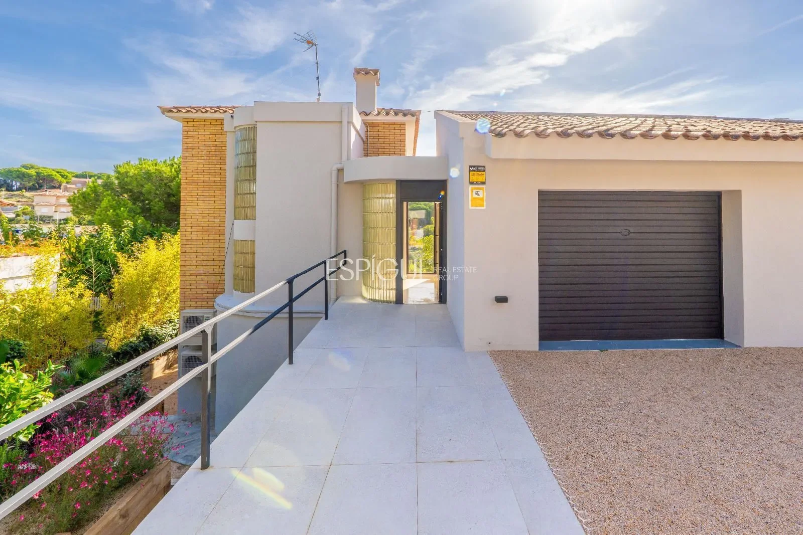 Exterior photo 5