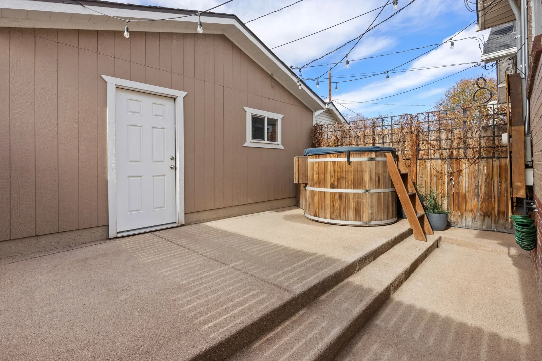 Exterior photo 5