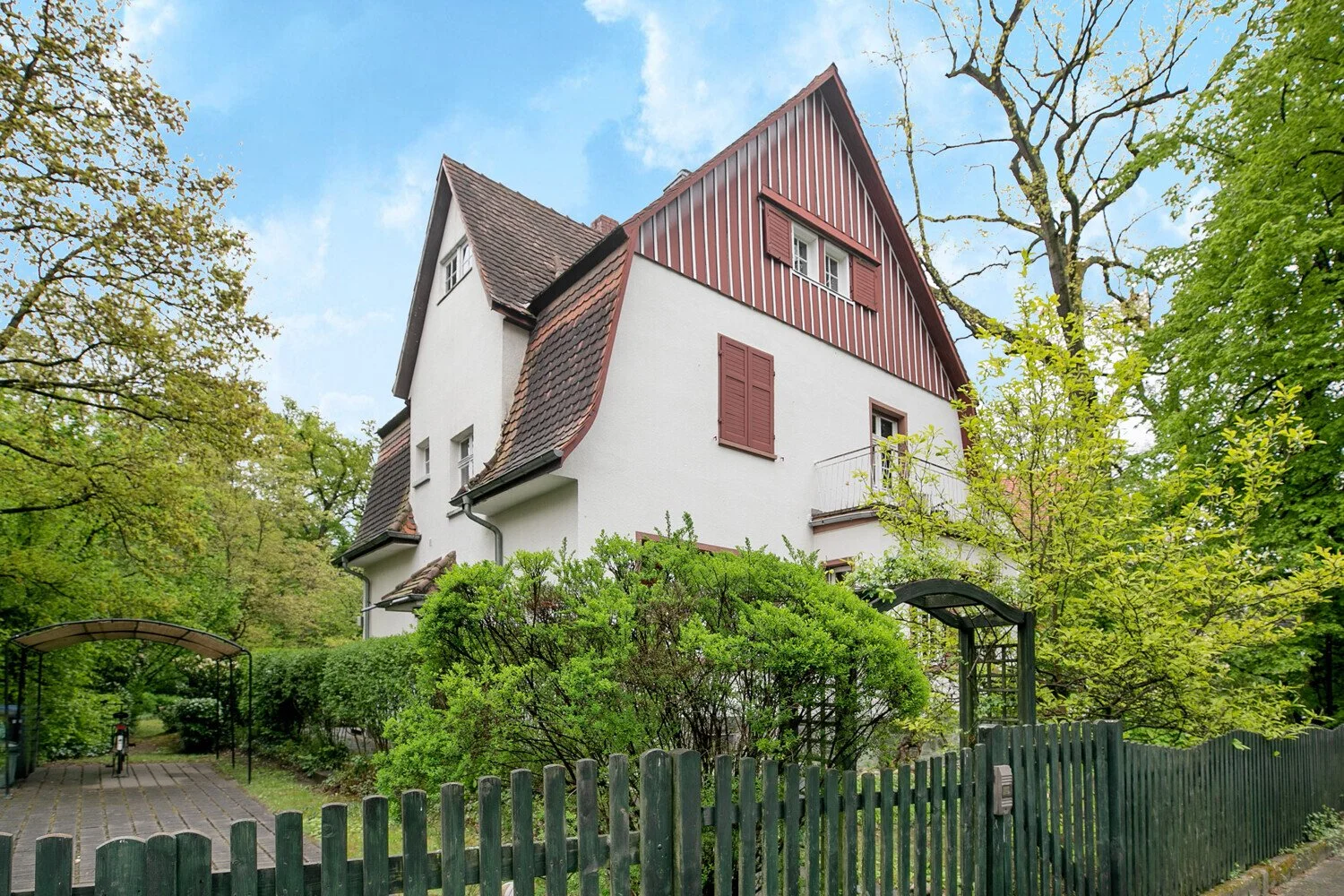 Exterior photo 2