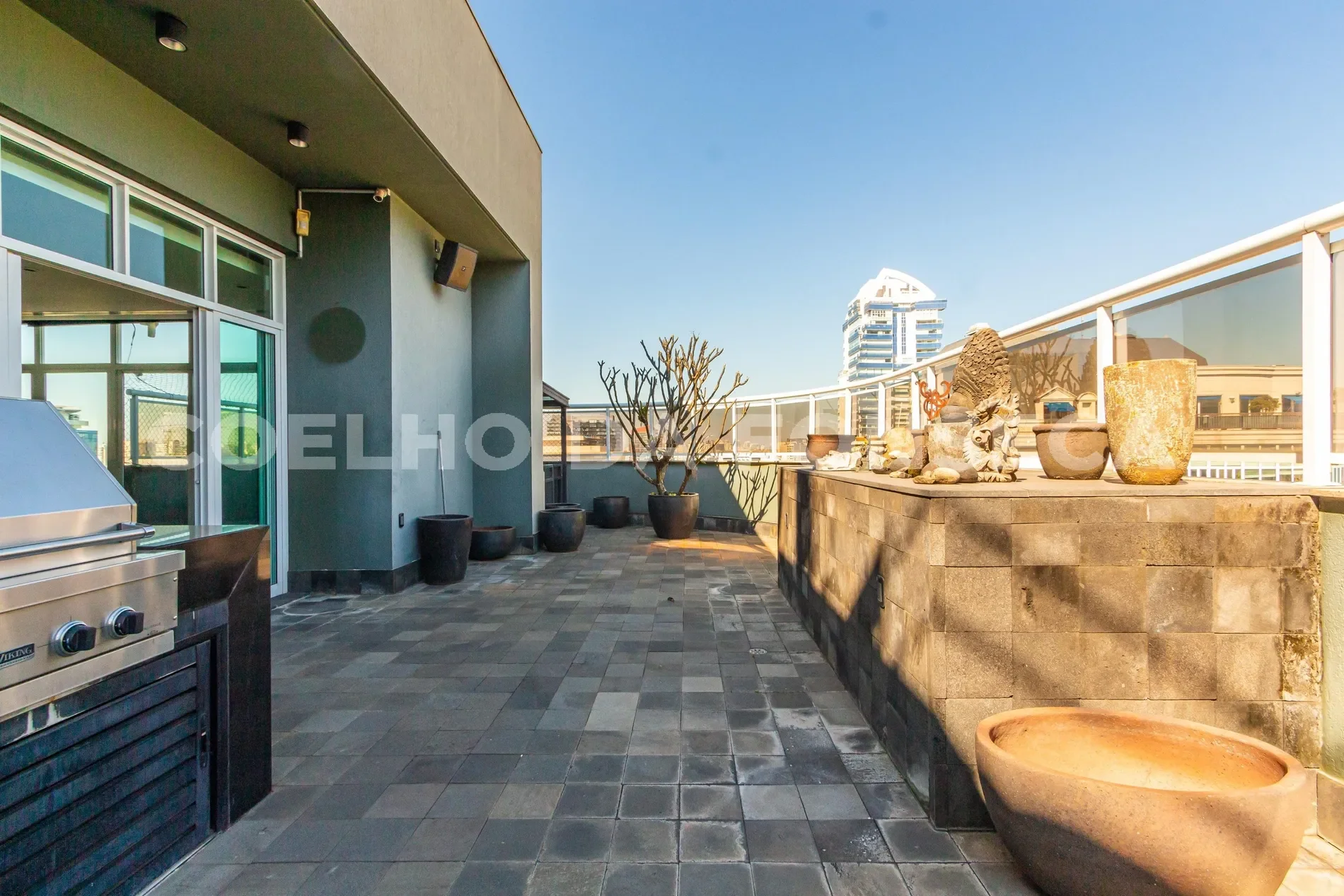Exterior photo 6