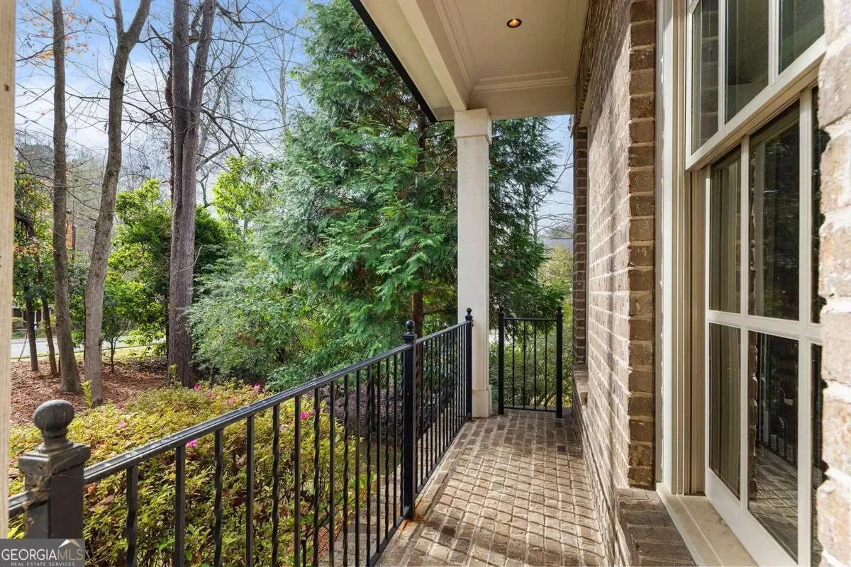 Exterior photo 5
