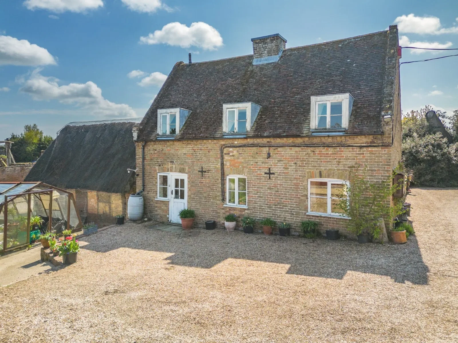 Exterior photo 9